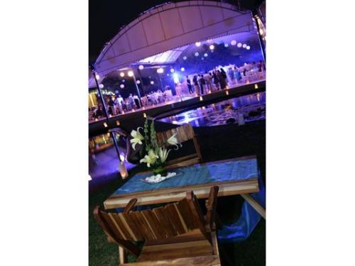 Vista nocturna del montaje