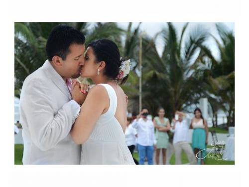 Beso romántico de los novios