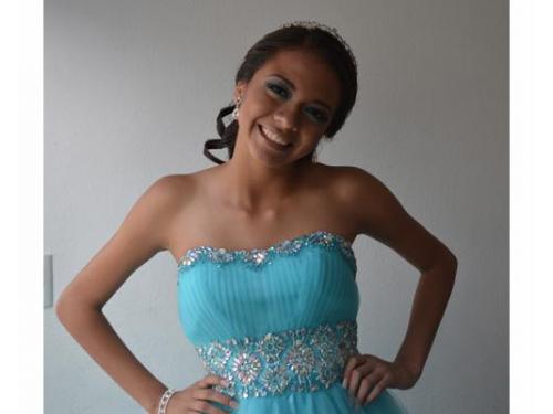 Quinceañera maquillada y peinada