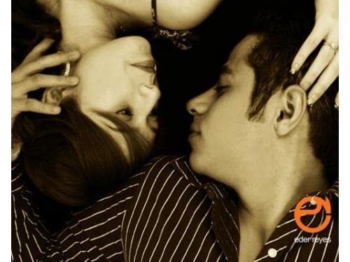 Novios recostados mirándose