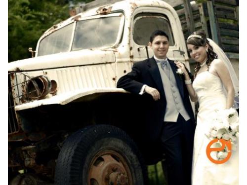 Novios junto a camión