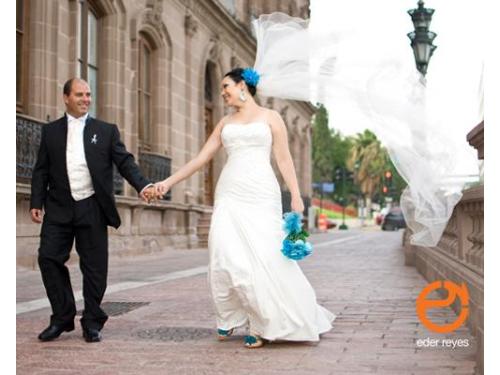 Novios caminando por la calles