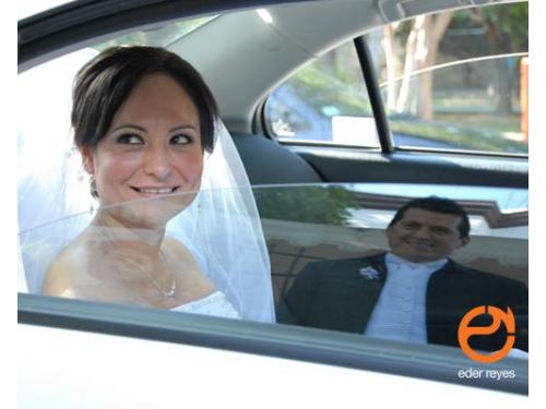 Novia en el auto y reflejo del novio en el vidrio
