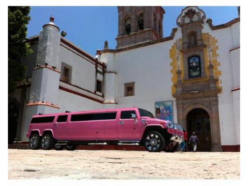 Hummer esperando a los novios