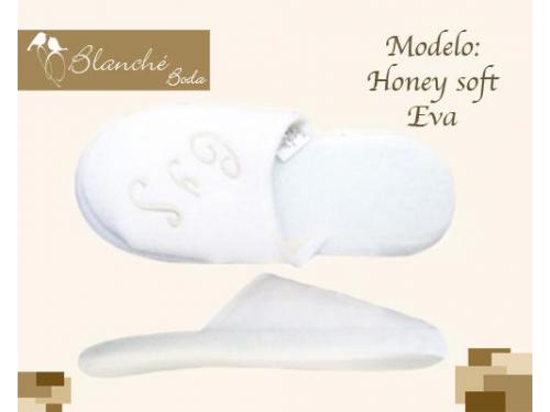 Pantuflas con las iniciales de los novios