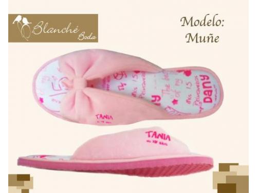 Lindas pantuflas rosas con suela blanca