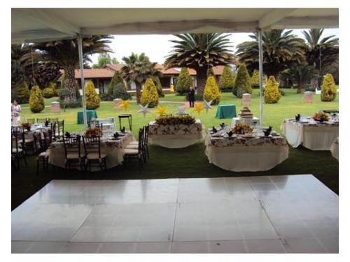 Pista de baile y mesa de los novios