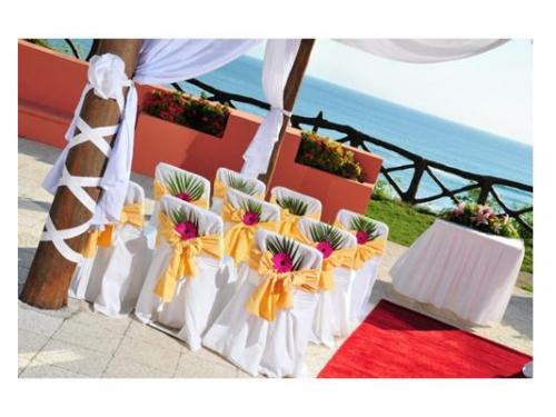 Montaje para ceremonia en la playa