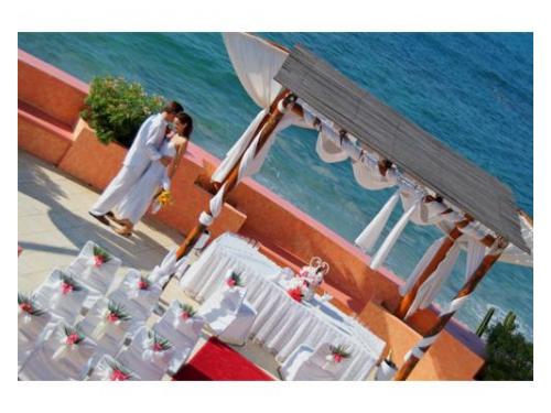 Novios abrazado junto al altar