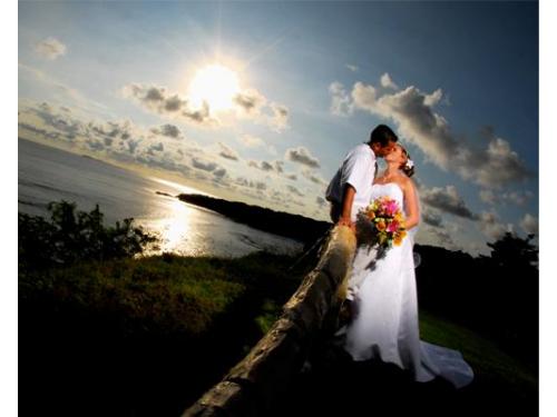 Novios en un beso frente al mar