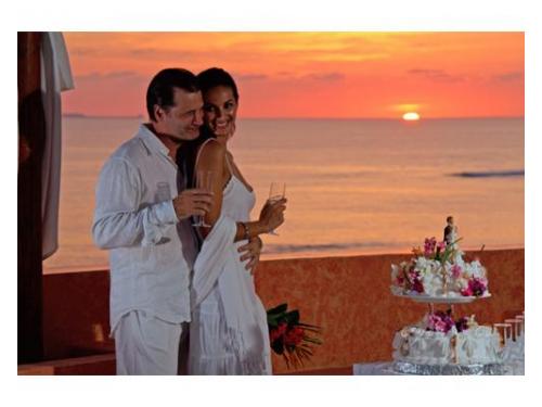 Novio abrazando a la novia en el brindis