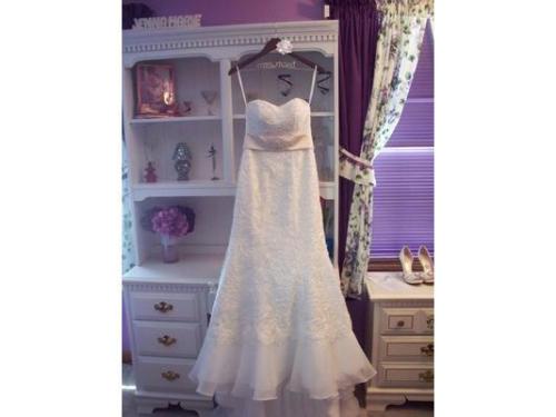 Vestido de novia colgando amor