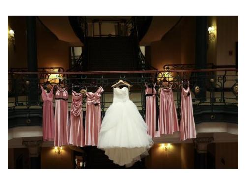 Vestido de novia y damas hanging love