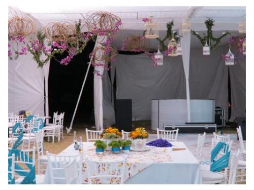 Decoración dentro de la carpa