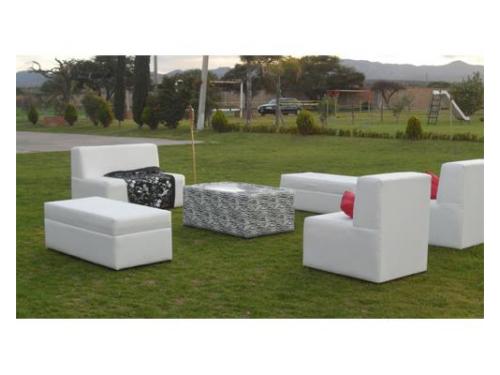 Montaje de sala lounge en el jardín