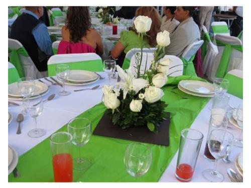 Montaje de mesa con arreglo floral de rosas blancas