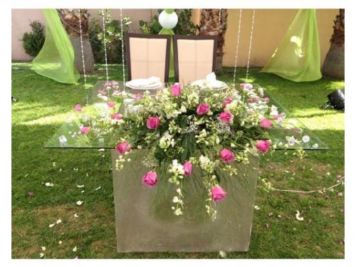 Mesa de los novios con arreglo floral