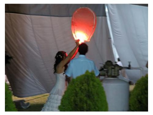 Novios con globo de cantoya