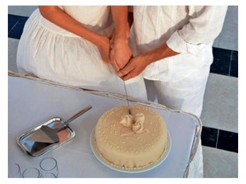 Novios cortando en pastel