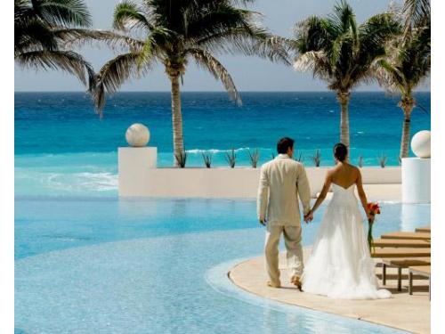 Novios camino a la playa