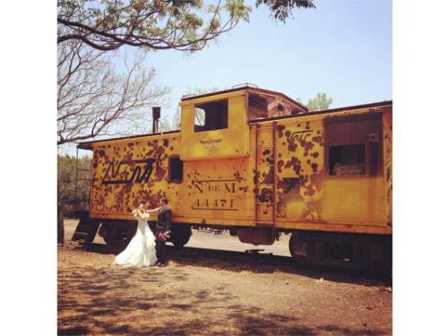 Novios en cabus de tren