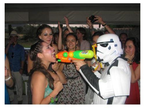 Invitada en un momento divertido