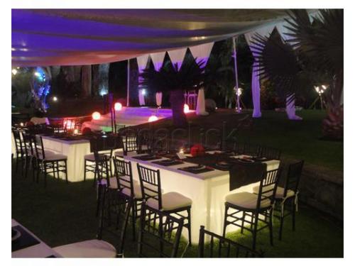 Montaje de mesas con iluminación inferior