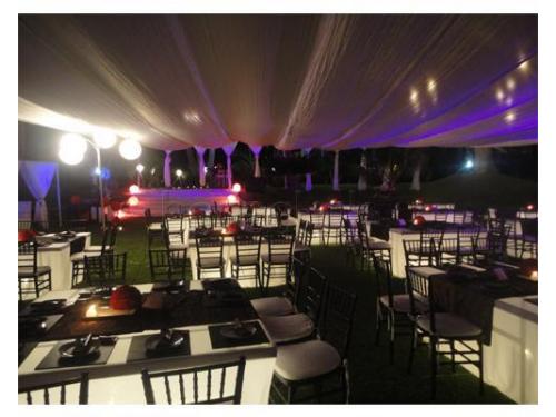 Vista de montaje con mesas cuadradas