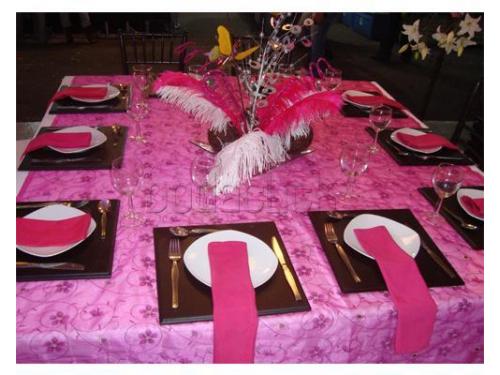 Detalle de montaje de mesa cuadrada con mantelería rosa