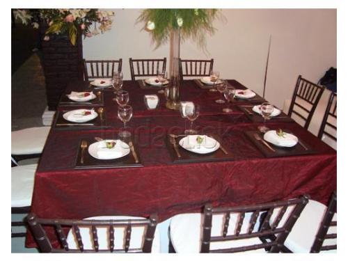 Montaje con mantelería color vino