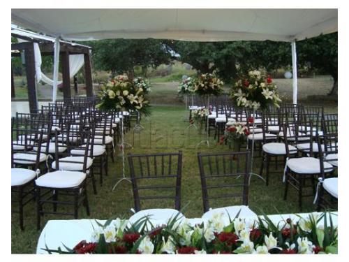 Montaje para ceremonia en jardín