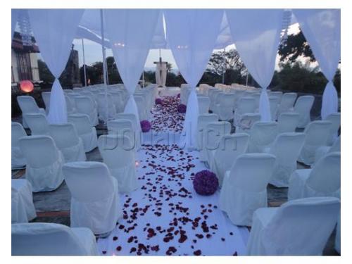 Pétalos de rosa para el camino al altar