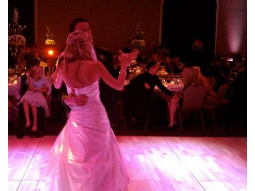 Pista luminosa y niebla