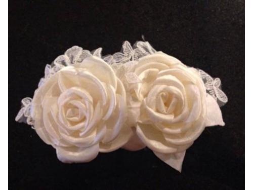 Una peineta donde resalta lo elegante del encaje y las flores de raso de seda