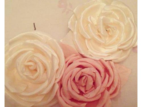 Una creación diseñada para una novia que llevara un toque de color en su look