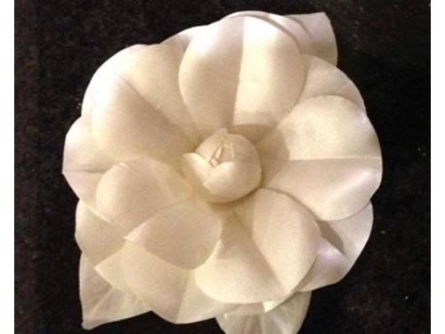 Flor camelia hecha de seda para dar un toque elegante y clásico