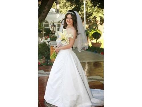 Muy bella la novia en el jardín de el capitolio