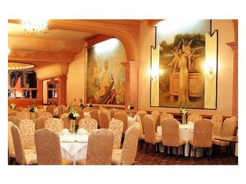 Disfruta de las obras de arte barroco del salón