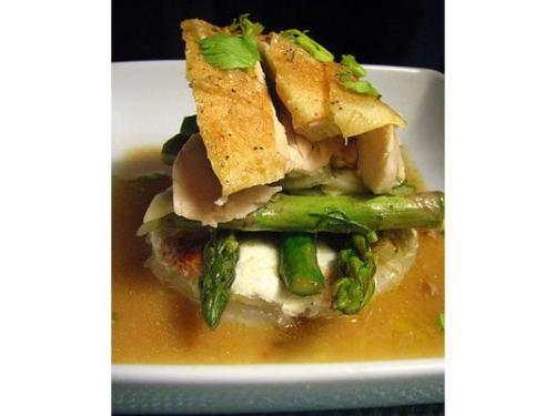 Deliciosos medallones de pollo acompañados con berros