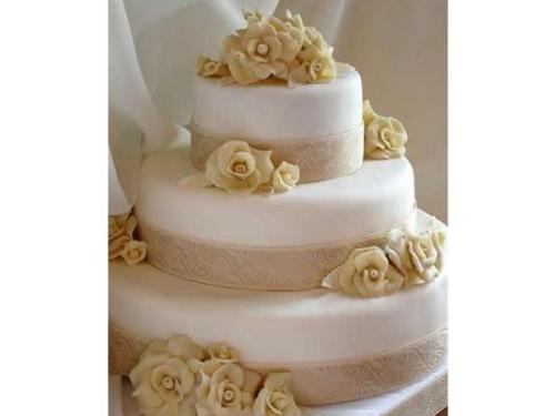 El delicioso y elegante pastel no puede faltar