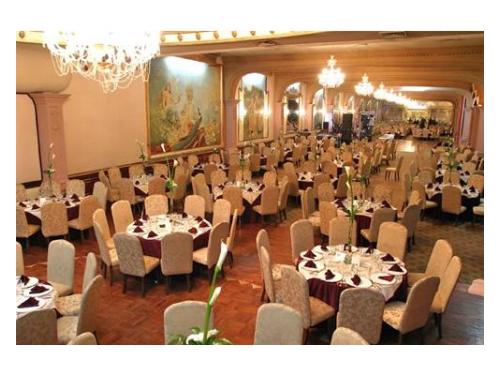 Una amplia visión de este elegante salón  para bodas