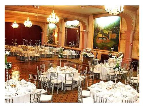 Elegante montaje con mesas redondas