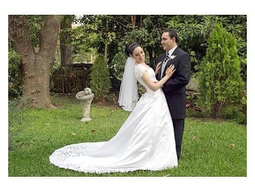 Muy contenta la pareja en el bello jardín