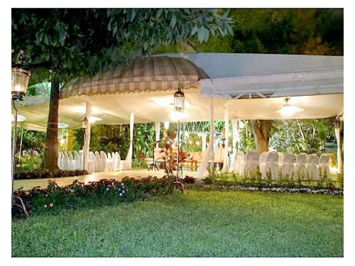 Cuentan con el mobiliario que necesites para una boda en el jardín