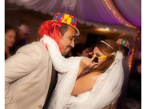 Novios celebrando en la pista de baile