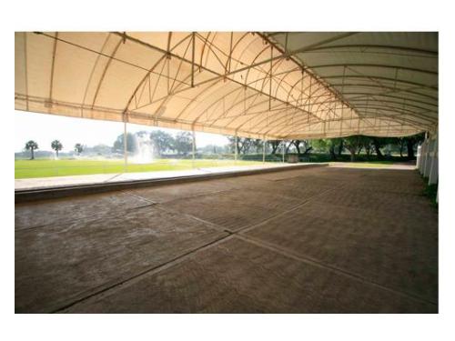 Zonas techadas con carpas para una boda nocturna