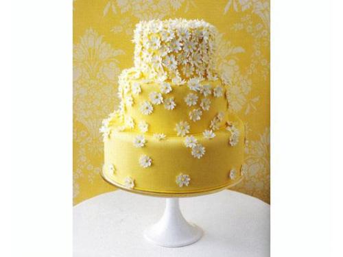 Pastel decorado con pequeñas flores