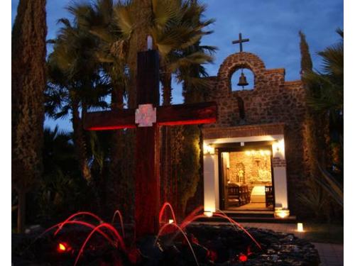 Exterior iluminado de noche