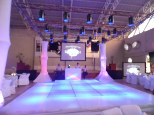 equipo tipo disco, pantallas gigantes,pista iluminada, animacion
