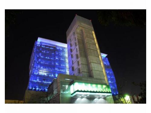 Edificio iluminado de noche